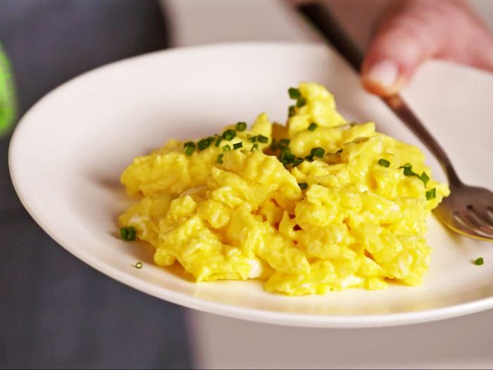 How to cook diner style scrambled eggs